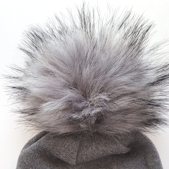 Kyi Kyi Pom Pom Beanie Gray - Picture 2 of 5